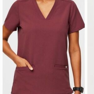 FIGS Casma Three-Pocket scrub top in Dark Cherry
